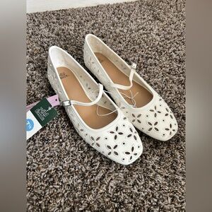 Wild Fable White Elsa buckle flat 7.5 NWT